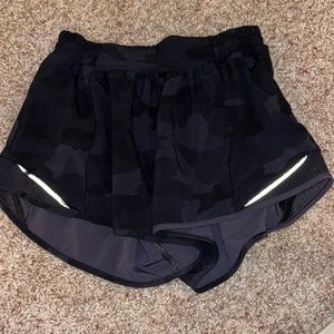 Lululemon camo hotty hot shorts size 4, 4 inch
